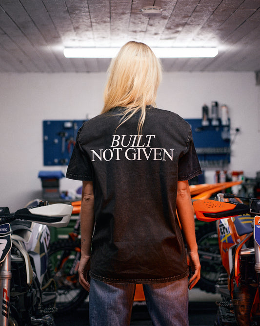 Svart T-Shirt "Built not given"