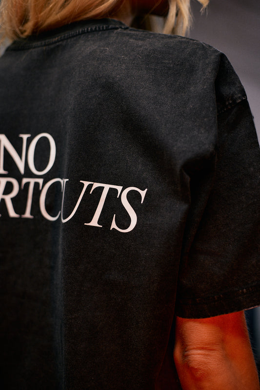 Svart T-Shirt "No shortcuts"