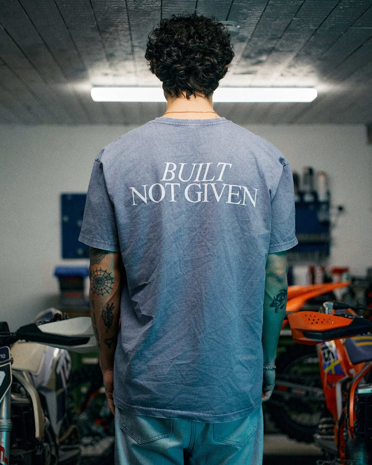 Blå T-Shirt "Built not given"