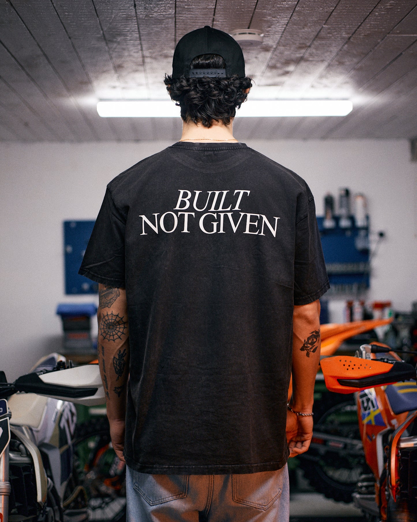 Svart T-Shirt "Built not given"