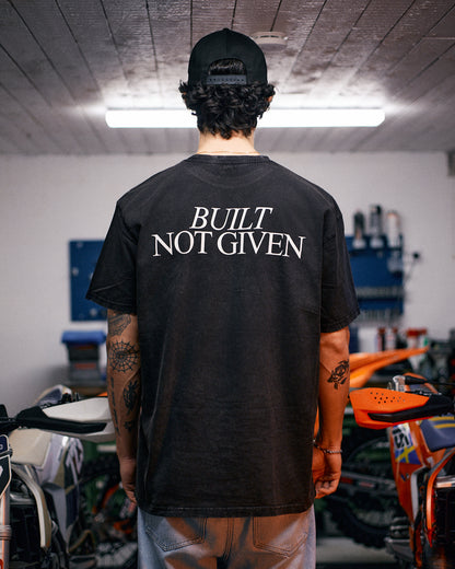 Svart T-Shirt "Built not given"