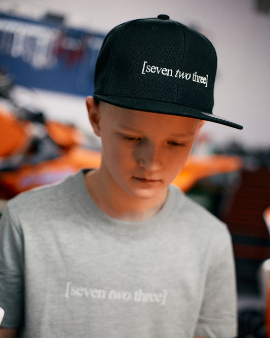 Grå T-shirt "Built not given"