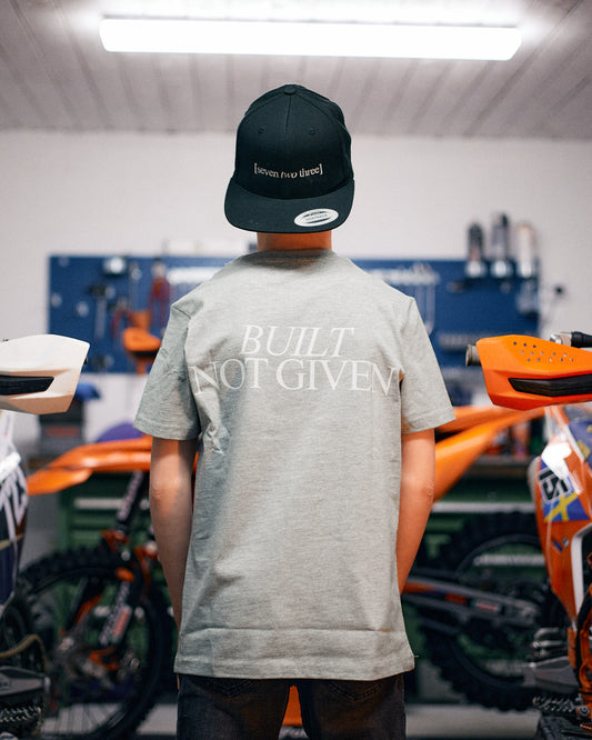 Grå T-shirt "Built not given"